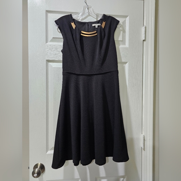 Elegant Black Dress with Gold Accents - Picture 1 of 4